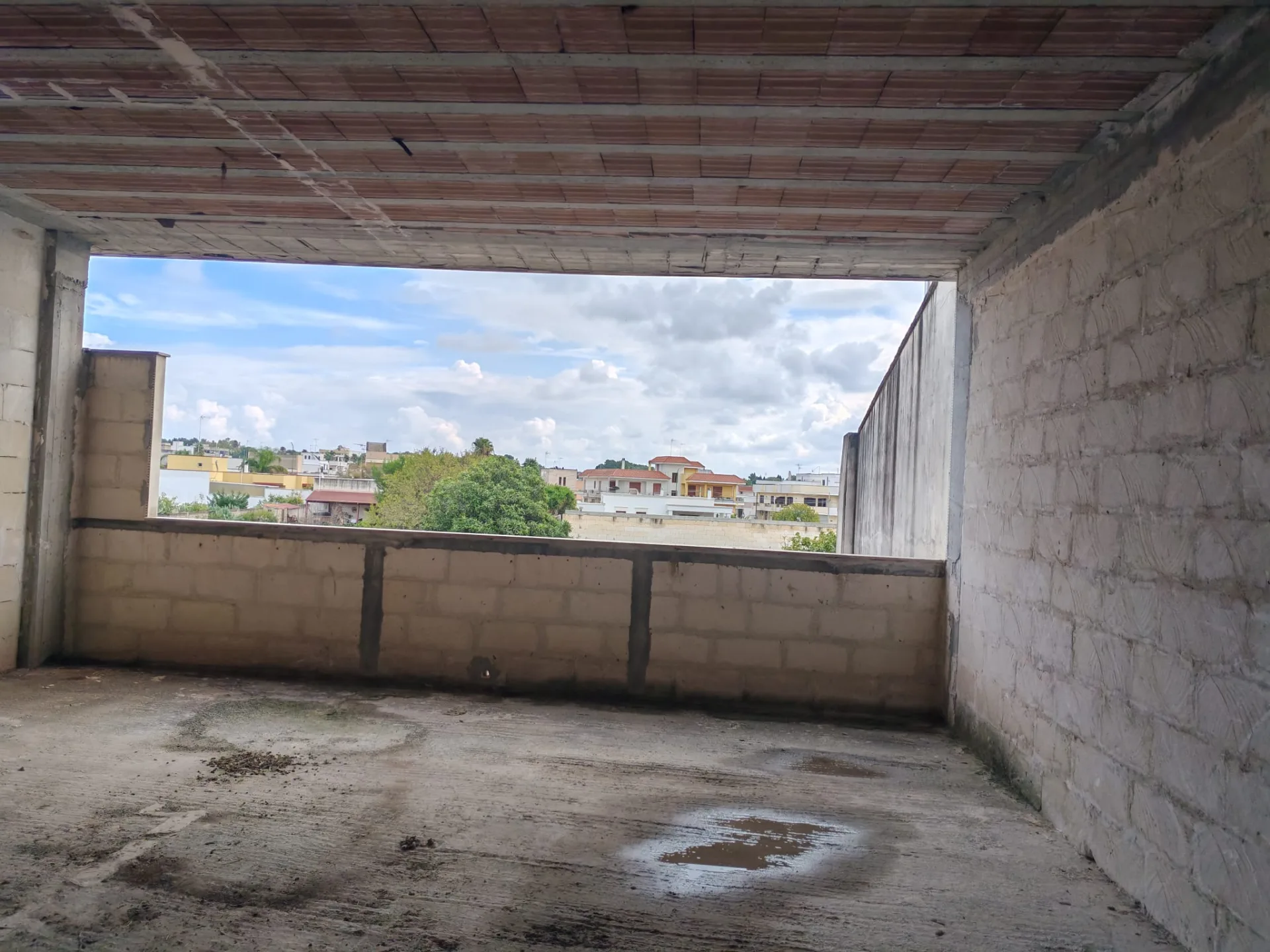 Appartamenti allo stato rustico con terrazzo e box auto – Zona semiperiferica — Foto 3 di 11