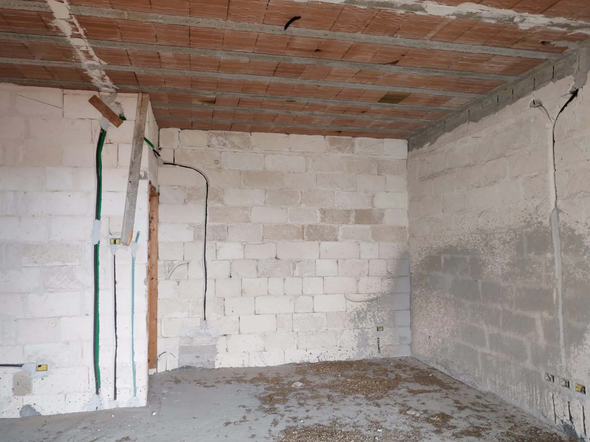 Appartamenti allo stato rustico con terrazzo e box auto – Zona semiperiferica — Foto 7 di 11