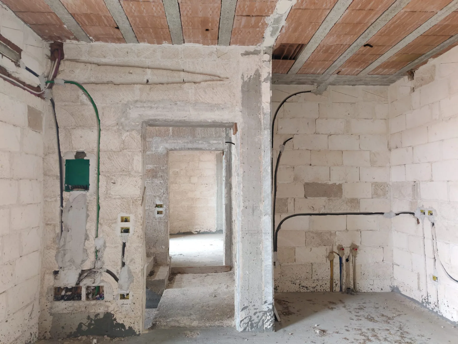 Appartamenti allo stato rustico con terrazzo e box auto – Zona semiperiferica — Foto 5 di 11