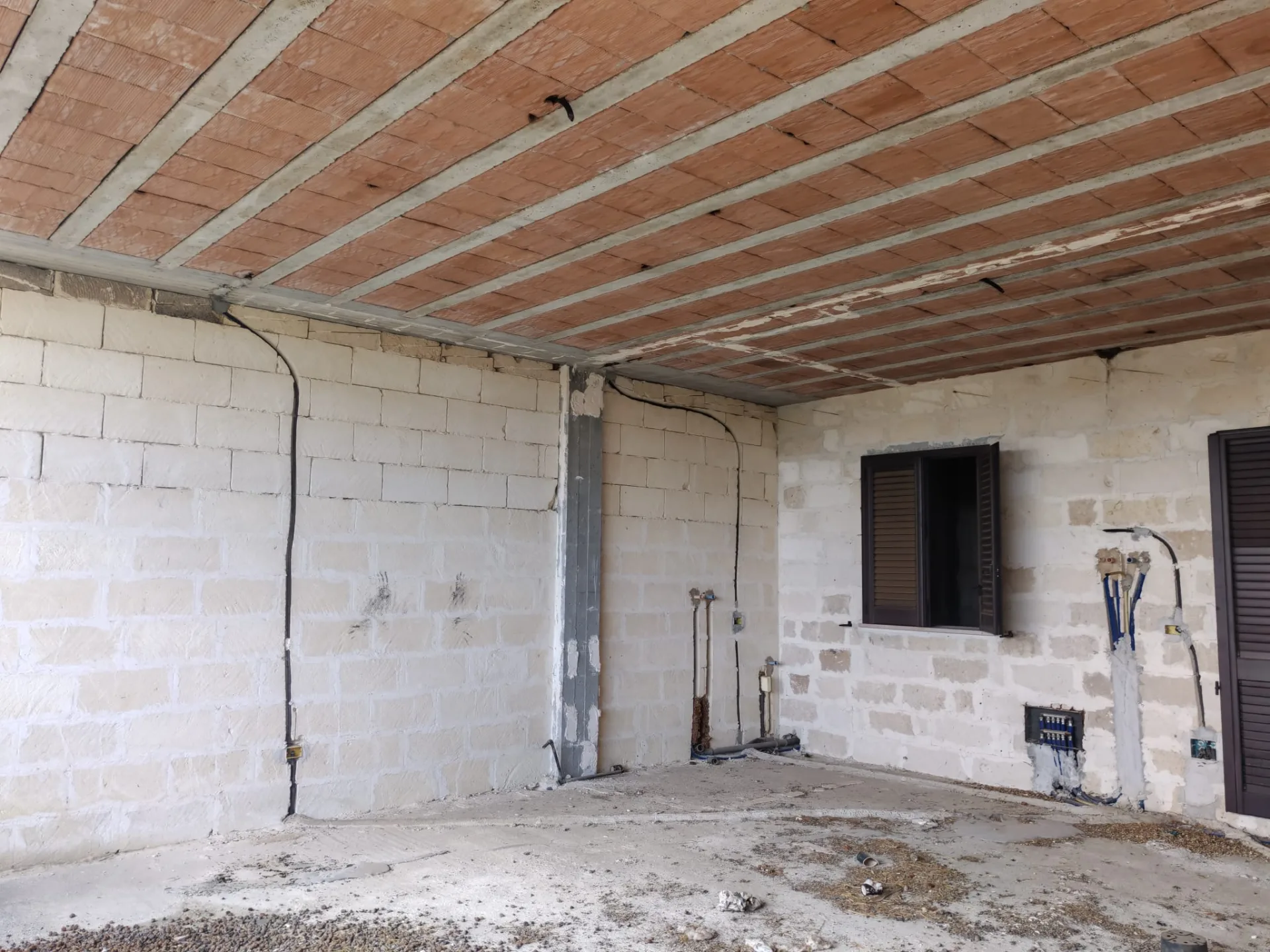 Appartamenti allo stato rustico con terrazzo e box auto – Zona semiperiferica — Foto 11 di 11