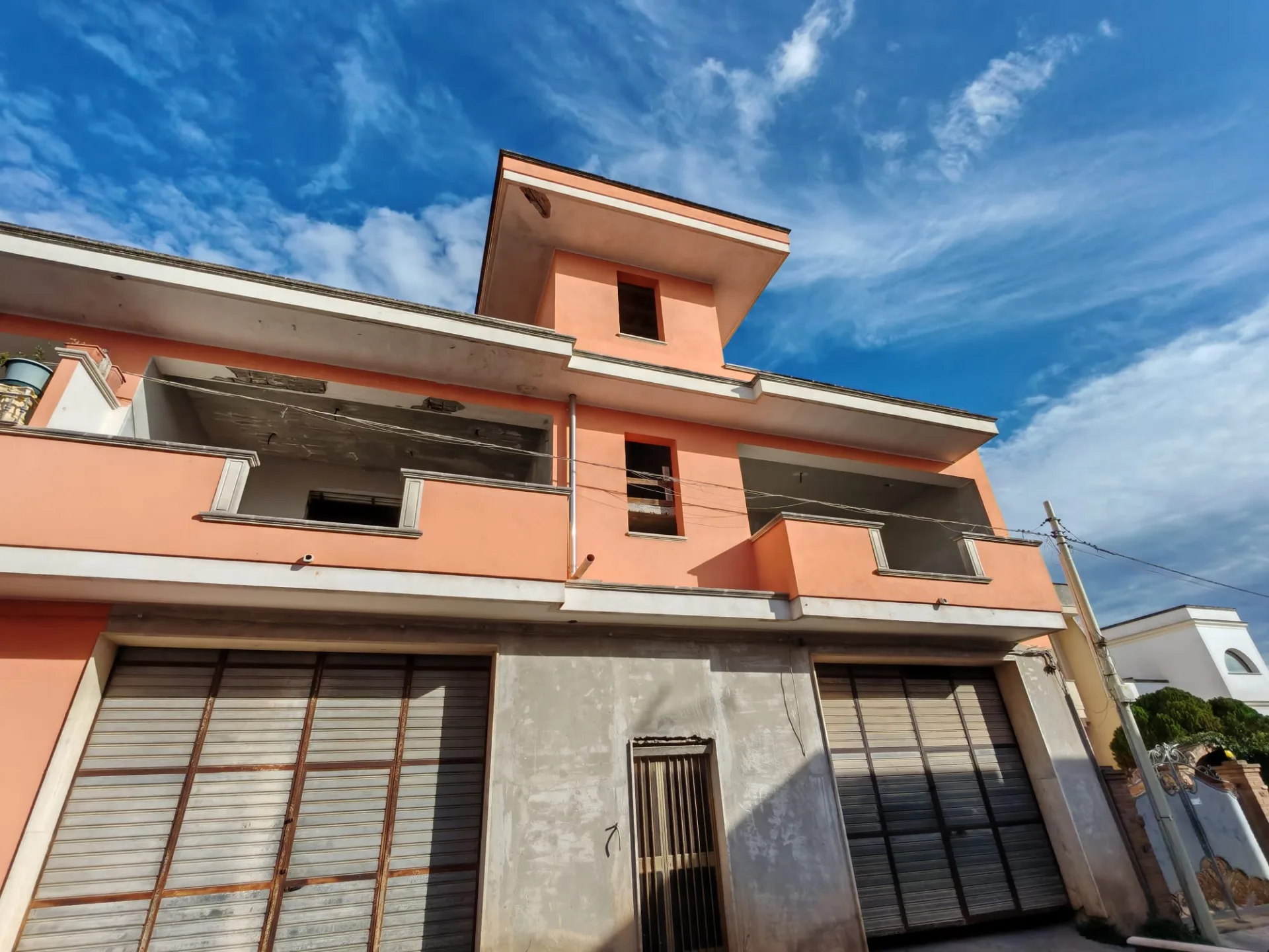 Appartamenti allo stato rustico con terrazzo e box auto – Zona semiperiferica