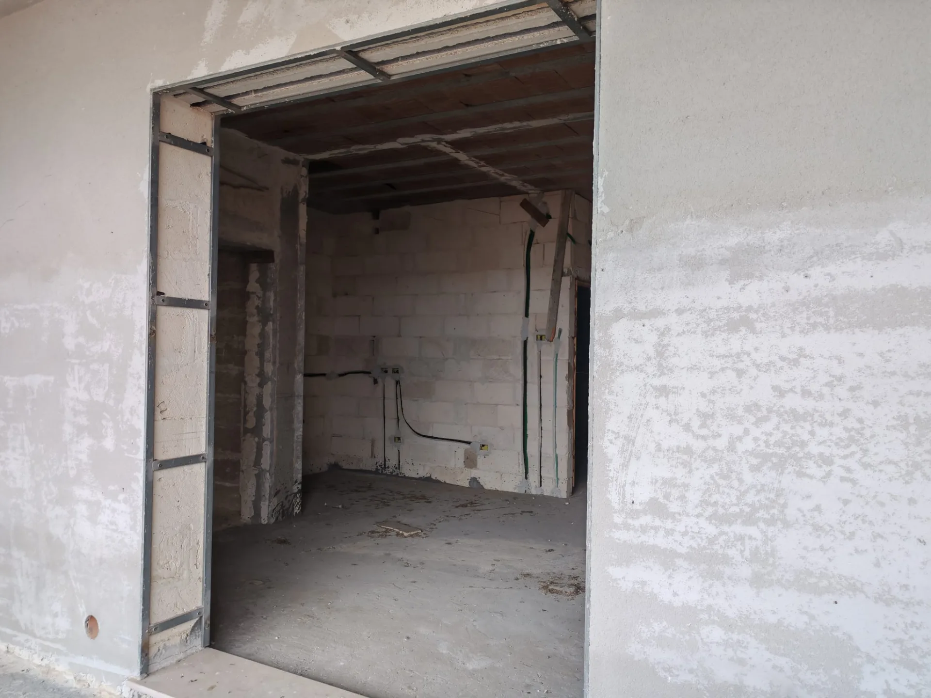 Appartamenti allo stato rustico con terrazzo e box auto – Zona semiperiferica — Foto 8 di 11