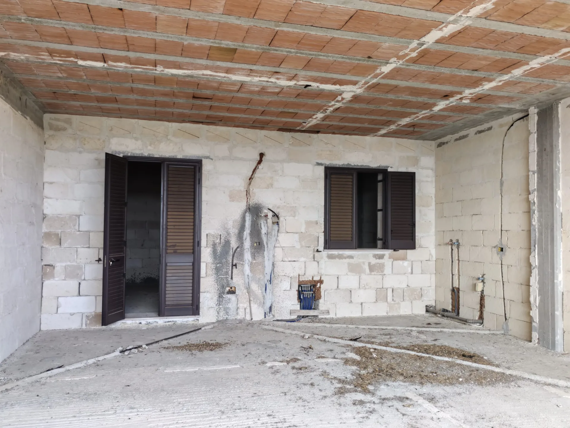 Appartamenti allo stato rustico con terrazzo e box auto – Zona semiperiferica — Foto 2 di 11