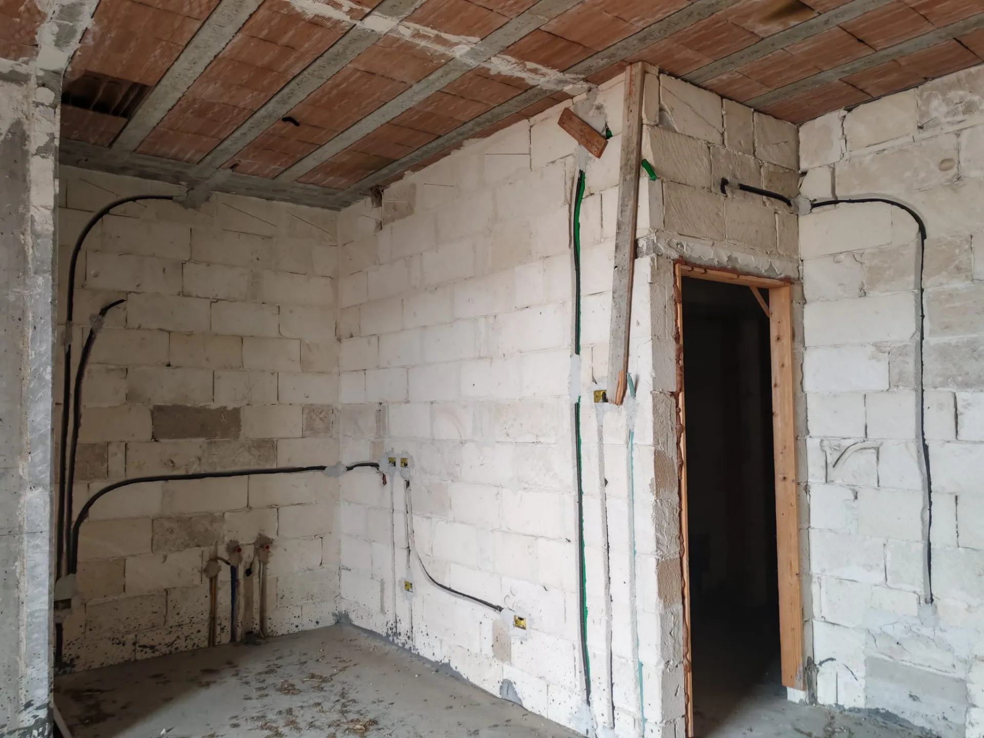 Appartamenti allo stato rustico con terrazzo e box auto – Zona semiperiferica — Foto 6 di 11