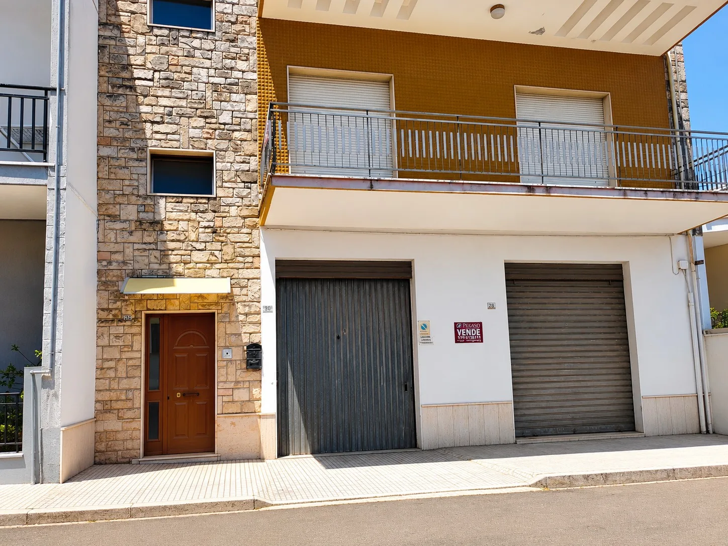 Intero Stabile Indipendente con Garage di Ampia Metratura e Abitazione al Primo Piano