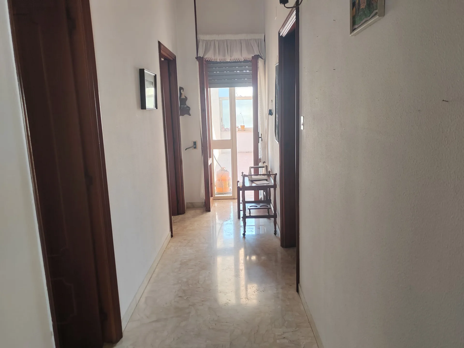 Intero Stabile Indipendente con Garage di Ampia Metratura e Abitazione al Primo Piano — Foto 4 di 19