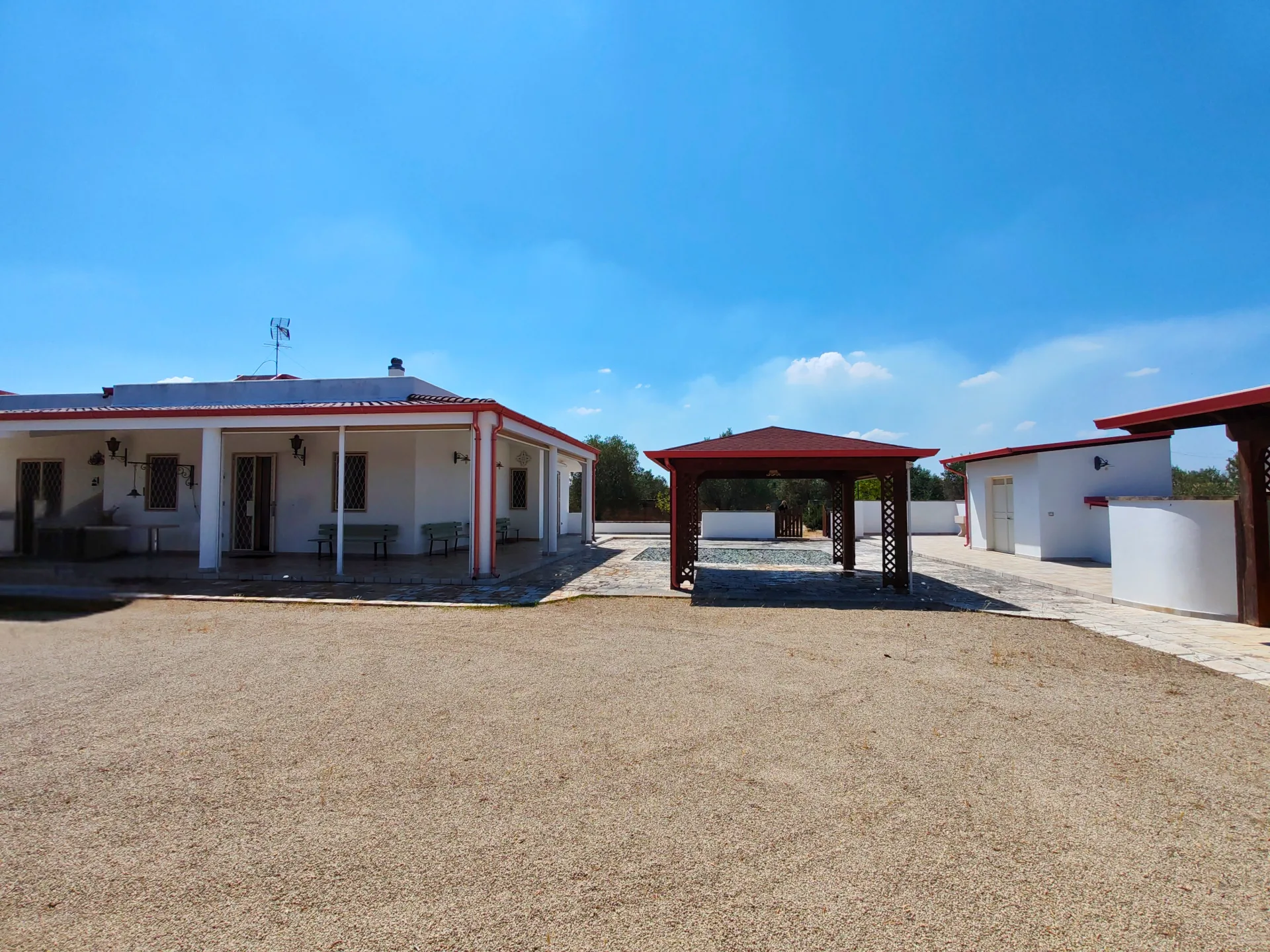 Villa indipendente con uliveto e 8.000 mq di terreno