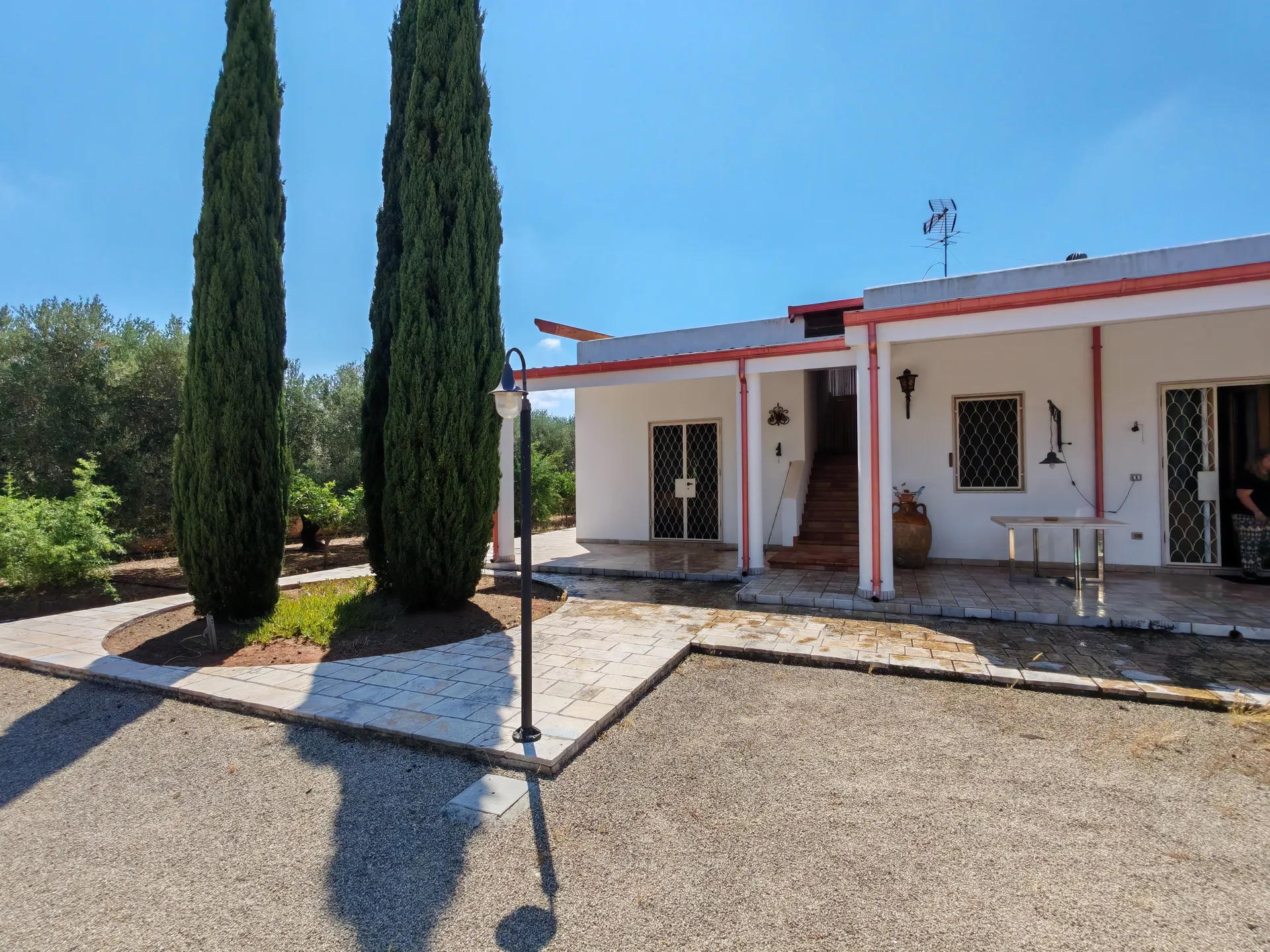 Villa indipendente con uliveto e 8.000 mq di terreno — Foto 2 di 15